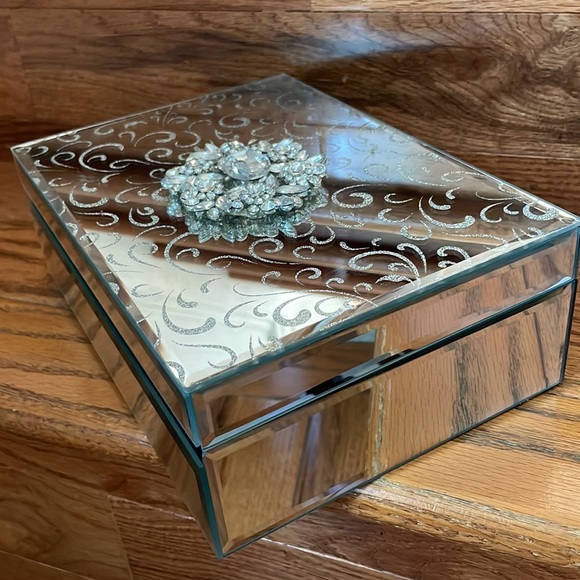 Classic Celebrations Personalized Mirrored Jewelry Box - Picture 4 of 12